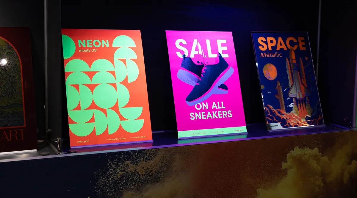 Drei Poster mit Neonfarben unter UV-Licht: Neon-Muster, Sale-Poster und Space-Poster