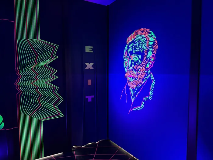 Porträt aus Neon-Linien, das unter Schwarzlicht leuchtet