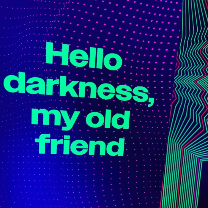 Neongrüne Schrift „Hello darkness, my old friend“ unter UV-Licht